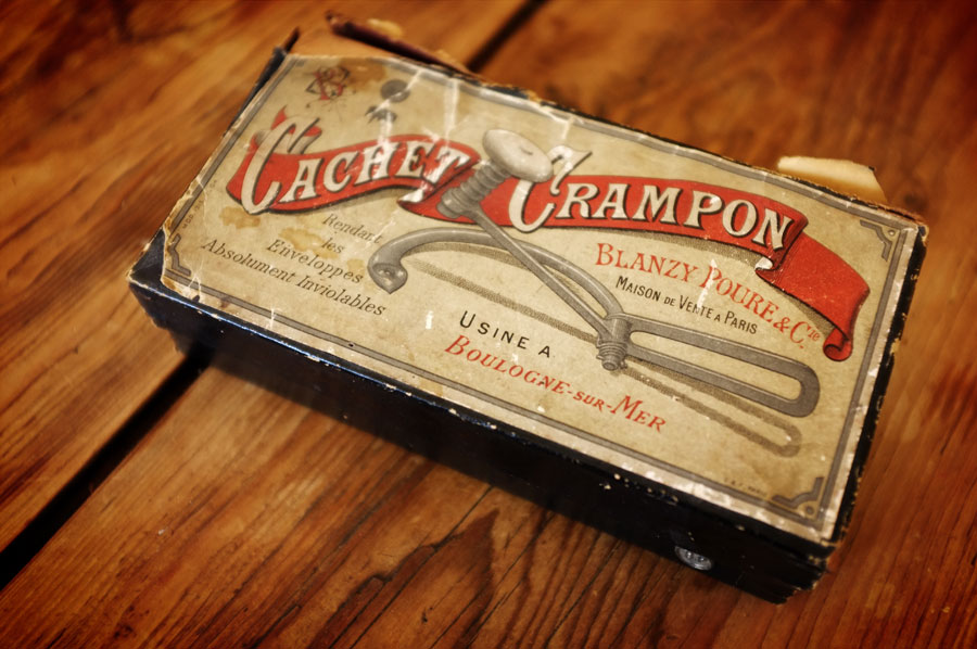 Found vintage items : Cachet crampons www.mr-cup.com/shop.html