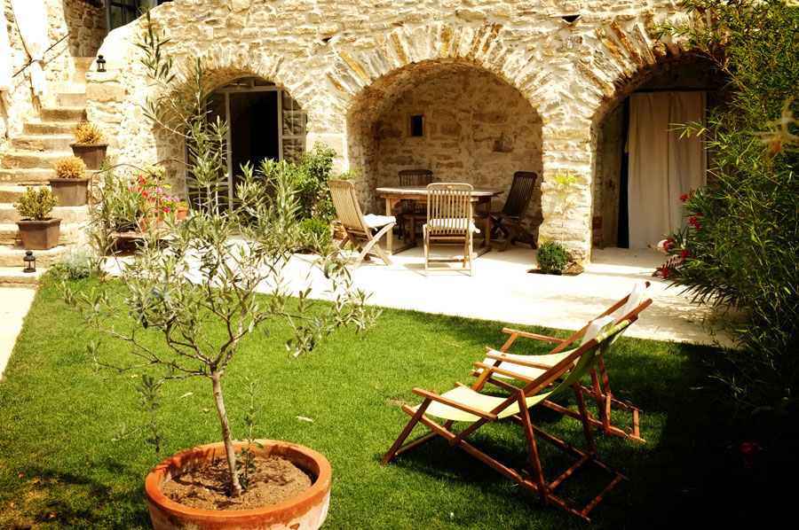 La maison près de l'église / A village house near the church