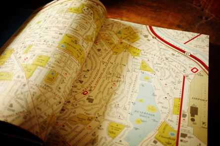 For lovers of maps and their charms : an invitation to travel first in spirit and imagination! "A Map of the World" is a superb collection of maps of continents, countries, cities, neighborhoods and imaginary worlds represented in the form of drawings, symbols, computer graphics, pixels, or characters typographical... A new generation of designers, illustrators and cartographers whose Antoine Corbineau Vesa Sammalisto, Khuan + KTron, Eboy or Family Summerbelle interpret these new visions of the world and delight !