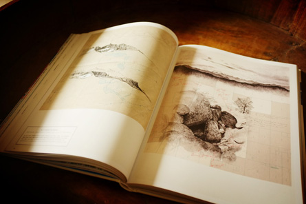 For lovers of maps and their charms : an invitation to travel first in spirit and imagination! "A Map of the World" is a superb collection of maps of continents, countries, cities, neighborhoods and imaginary worlds represented in the form of drawings, symbols, computer graphics, pixels, or characters typographical... A new generation of designers, illustrators and cartographers whose Antoine Corbineau Vesa Sammalisto, Khuan + KTron, Eboy or Family Summerbelle interpret these new visions of the world and delight !