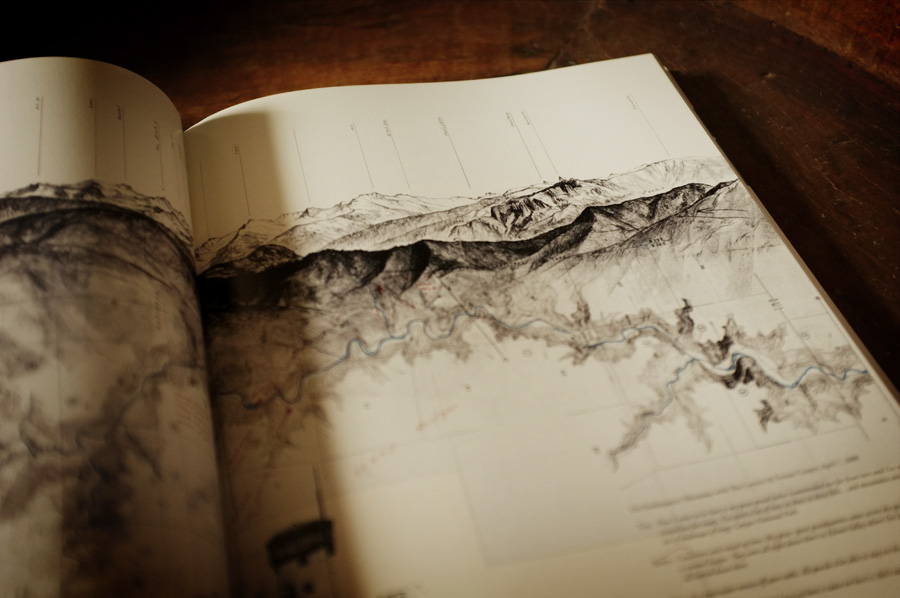 For lovers of maps and their charms : an invitation to travel first in spirit and imagination! "A Map of the World" is a superb collection of maps of continents, countries, cities, neighborhoods and imaginary worlds represented in the form of drawings, symbols, computer graphics, pixels, or characters typographical... A new generation of designers, illustrators and cartographers whose Antoine Corbineau Vesa Sammalisto, Khuan + KTron, Eboy or Family Summerbelle interpret these new visions of the world and delight !