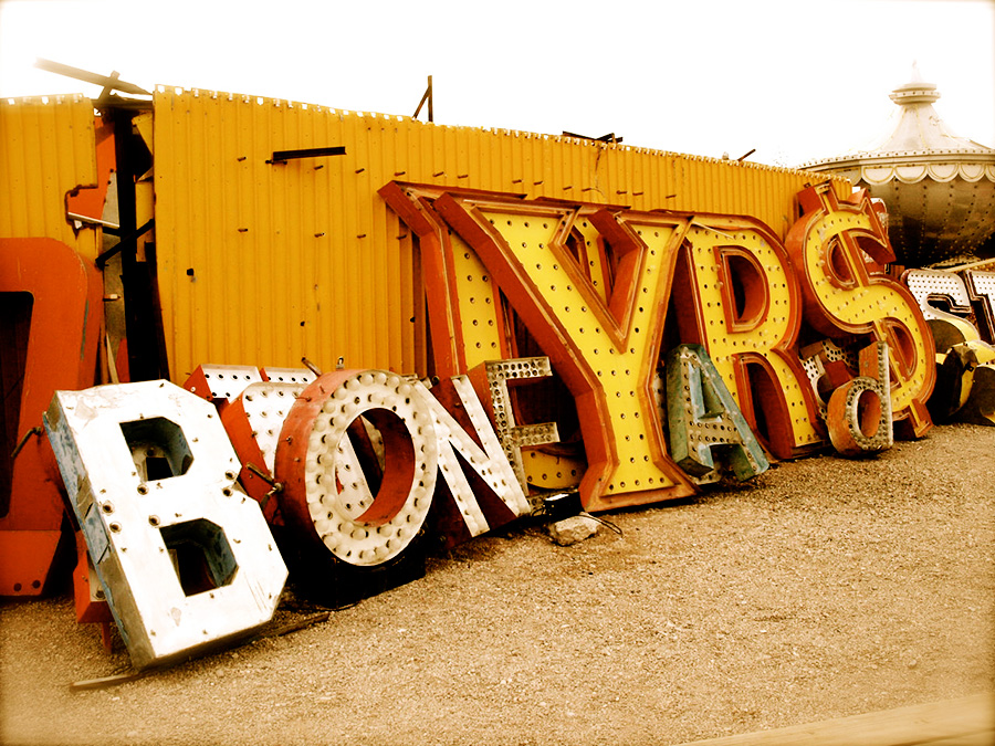 The neon museum of Las Vegas via www.mr-cup.com